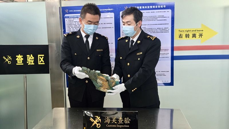 太原机场海关首次在旅检渠道查获禁止出境文物屋脊兽1件