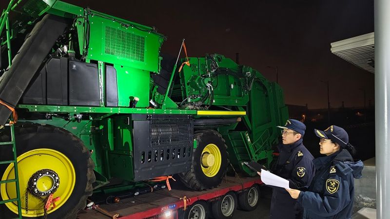 3月13日凌晨武宿海关关员对进口旧棉花采摘机实施“7×24小时”预约查验
